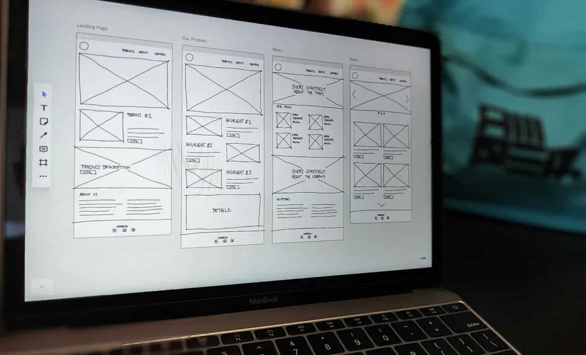 Un écran sur lequel est représenté une maquette d'UX design